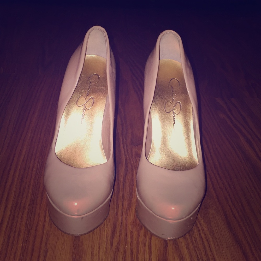 Nude patent leather pumps